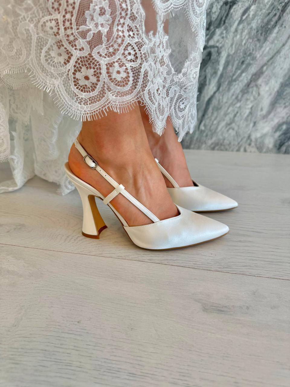 Scarpe da sposa indossate con abito in pizzo